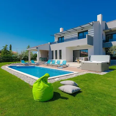 Willa Grande With Pool And Jacuzzi