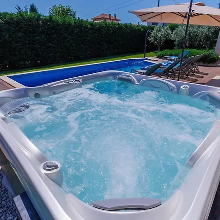 Grande With Pool And Jacuzzi Willa