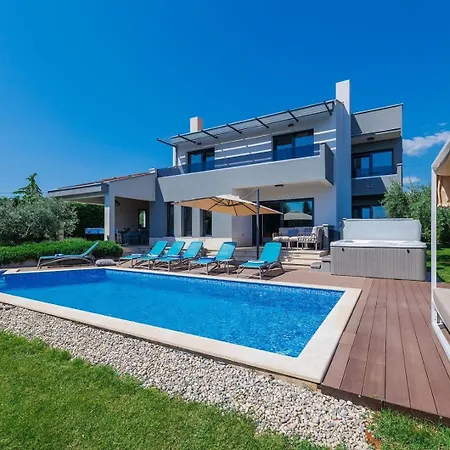 Grande With Pool And Jacuzzi * Kaštelir