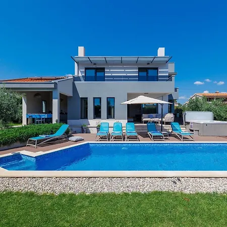 Grande With Pool And Jacuzzi *